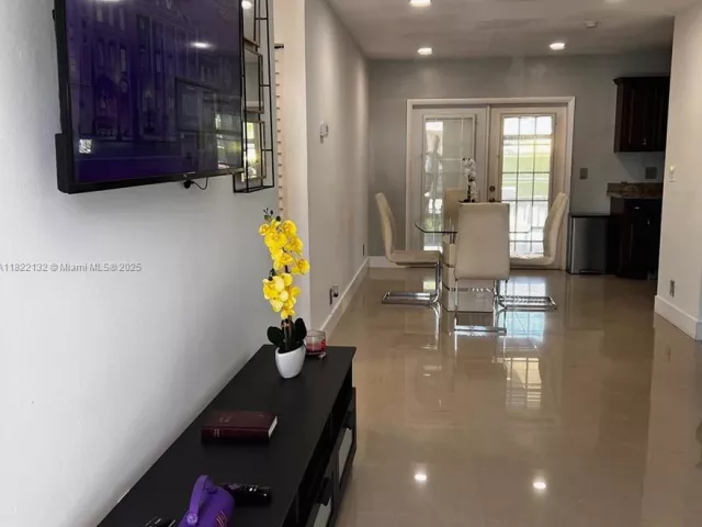 Продажа дома по адресу 7151 Pershing St - фото 6161349