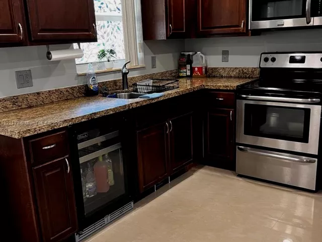 Продажа дома по адресу 7151 Pershing St - фото 6161341