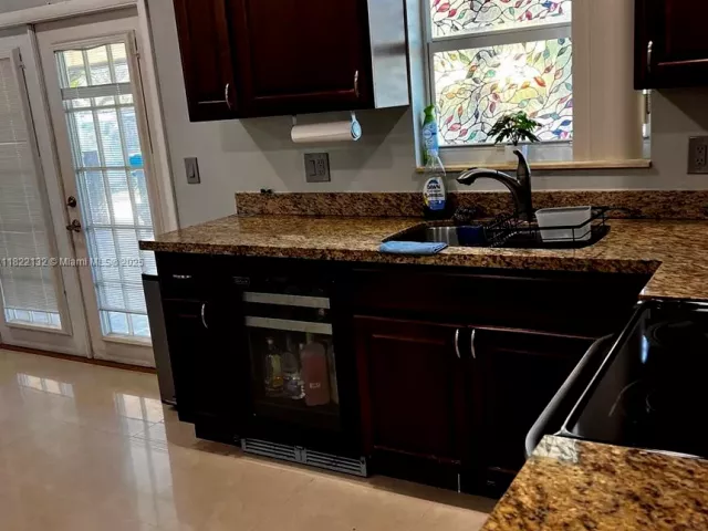 Продажа дома по адресу 7151 Pershing St - фото 6161342