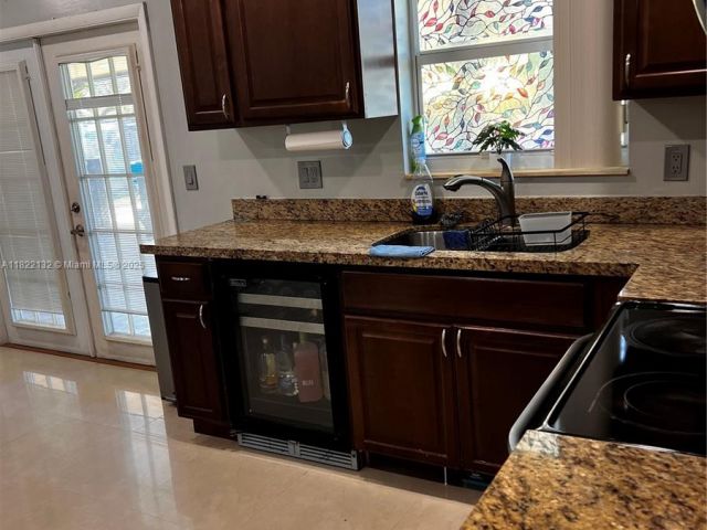 Продажа дома по адресу 7151 Pershing St - фото 6161342