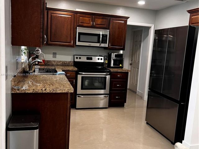 Продажа дома по адресу 7151 Pershing St - фото 6161344