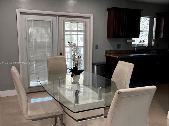 Продажа дома по адресу 7151 Pershing St - фото 6161345