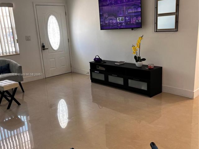 Продажа дома по адресу 7151 Pershing St - фото 6161346