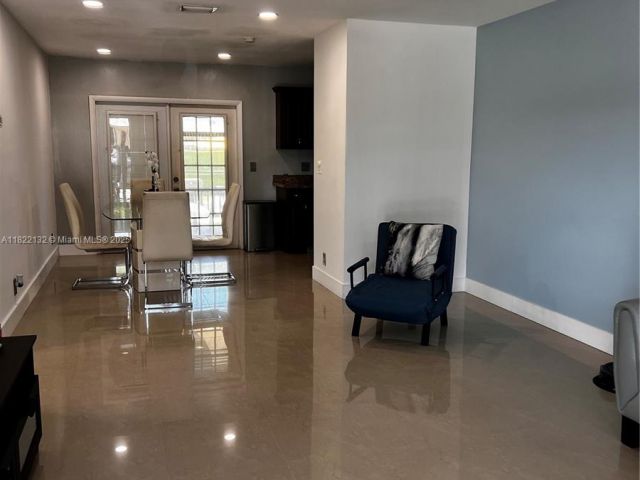 Продажа дома по адресу 7151 Pershing St - фото 6161348