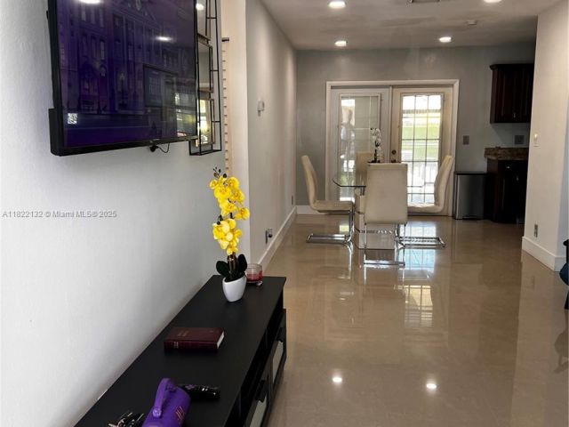 Продажа дома по адресу 7151 Pershing St - фото 6161349