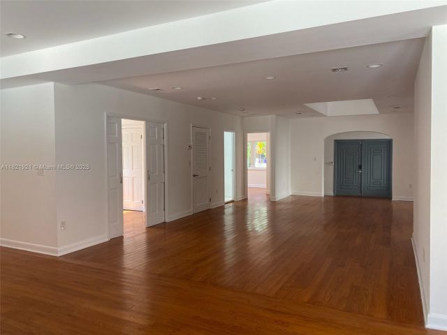 Дом в аренду по адресу 527 SW 20th Rd - фото 6161619