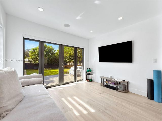 Дом в аренду по адресу 130 SW 25th Rd - фото 6161524