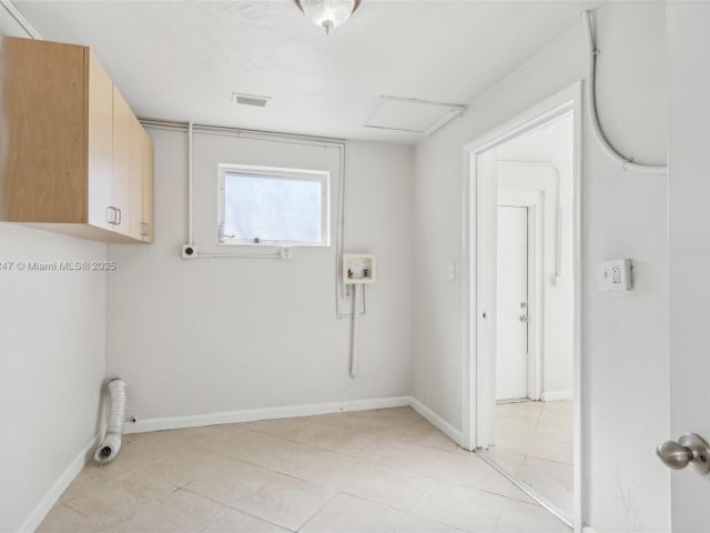 Продажа дома по адресу 1700 SW 5th Ave - фото 6182797