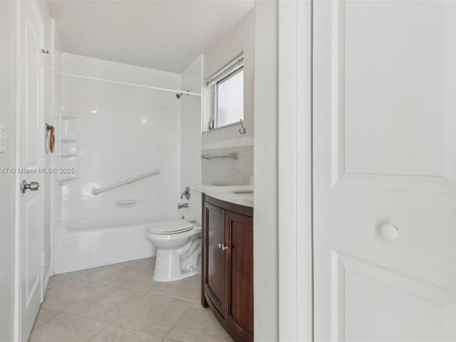 Продажа дома по адресу 1700 SW 5th Ave - фото 6182798