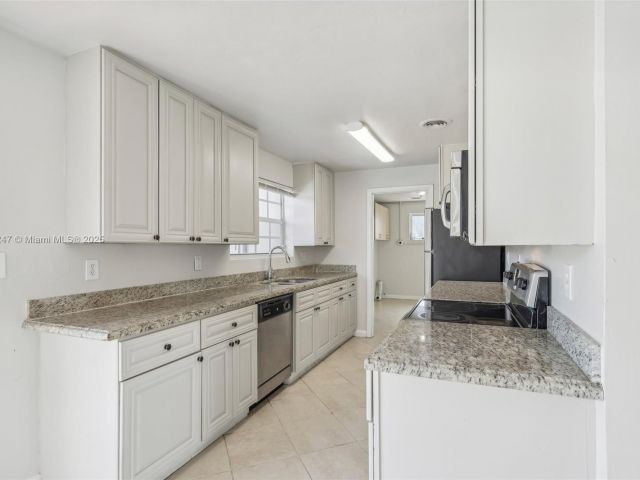 Продажа дома по адресу 1700 SW 5th Ave - фото 6182802