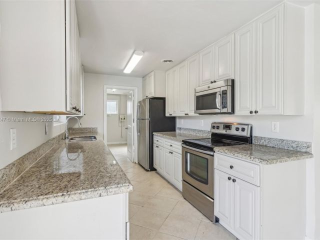 Продажа дома по адресу 1700 SW 5th Ave - фото 6182803