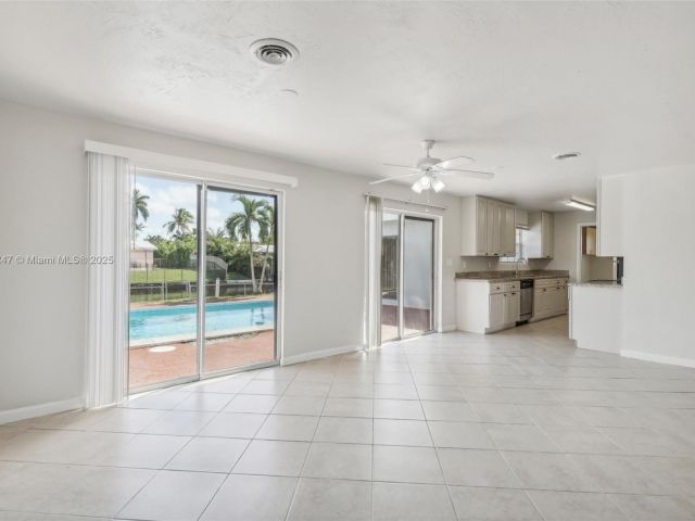 Продажа дома по адресу 1700 SW 5th Ave - фото 6182806