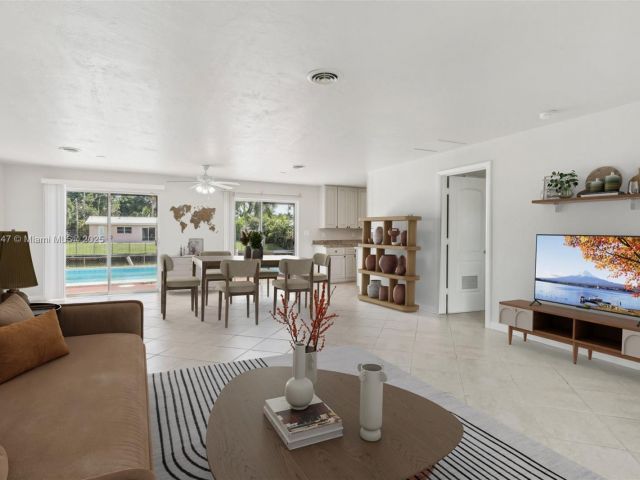 Продажа дома по адресу 1700 SW 5th Ave - фото 6182809