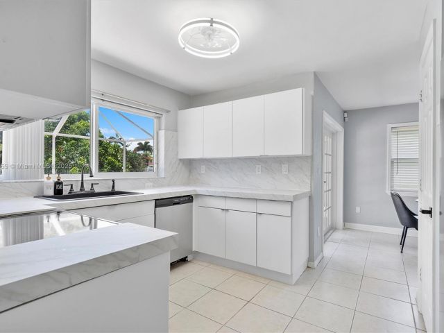 Продажа дома по адресу 19257 NW 14th St - фото 6162911