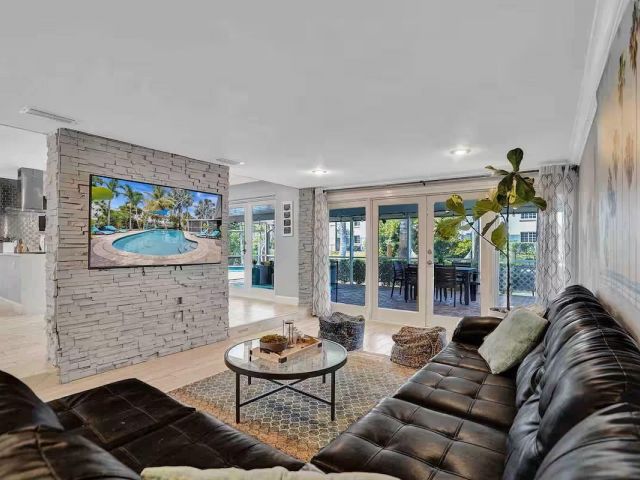 Продажа дома по адресу 616 NW 21st St - фото 6161836