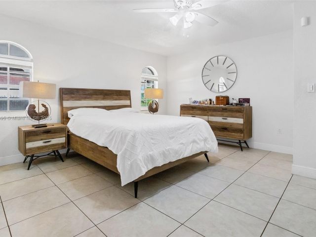 Продажа дома по адресу 3430 NW 16th St - фото 6221344