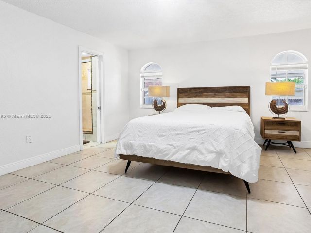 Продажа дома по адресу 3430 NW 16th St - фото 6221345