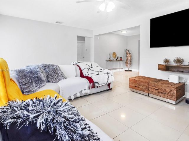 Продажа дома по адресу 3430 NW 16th St - фото 6221346