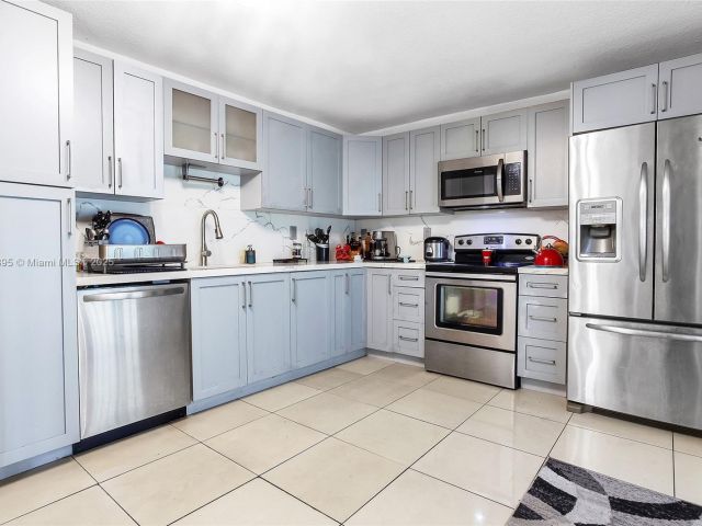 Продажа дома по адресу 3430 NW 16th St - фото 6221350