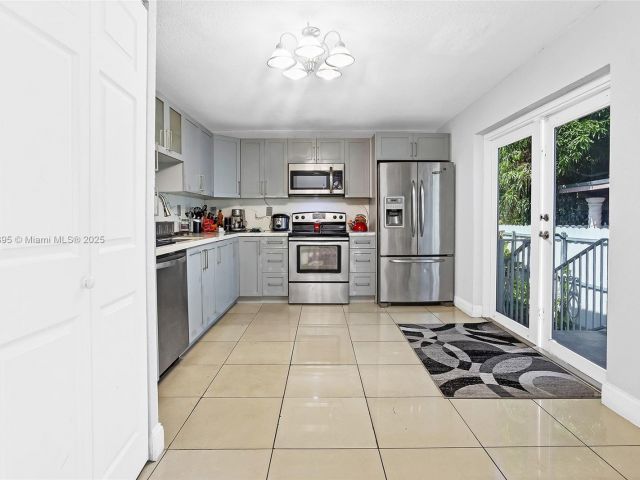 Продажа дома по адресу 3430 NW 16th St - фото 6221351