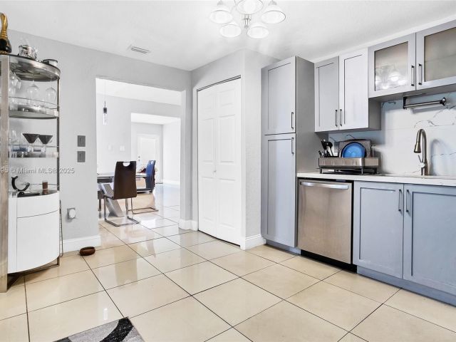 Продажа дома по адресу 3430 NW 16th St - фото 6221352