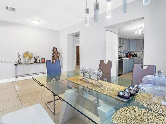 Продажа дома по адресу 3430 NW 16th St - фото 6221355