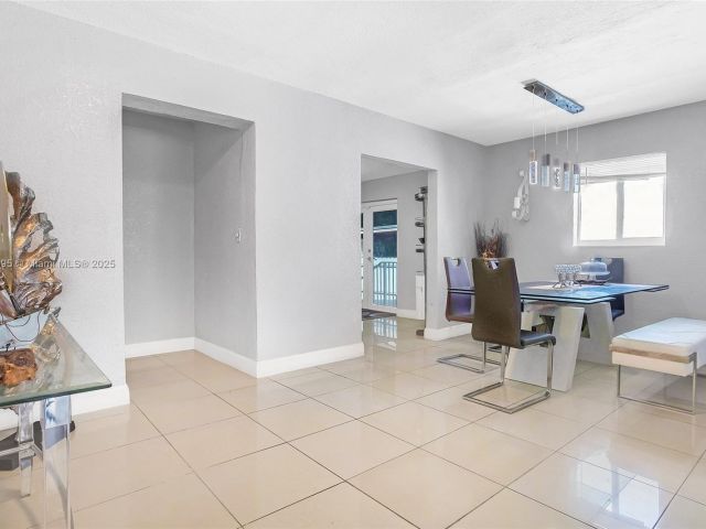 Продажа дома по адресу 3430 NW 16th St - фото 6221356