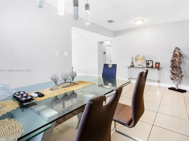 Продажа дома по адресу 3430 NW 16th St - фото 6221357