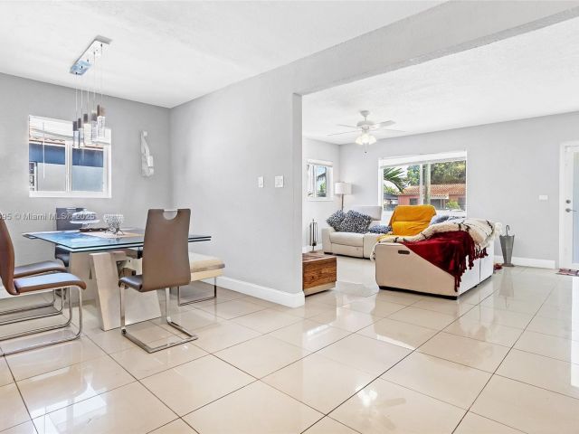 Продажа дома по адресу 3430 NW 16th St - фото 6221358
