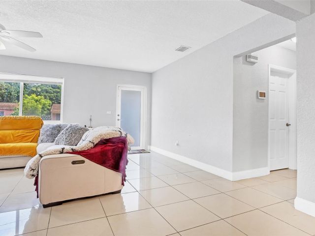 Продажа дома по адресу 3430 NW 16th St - фото 6221359