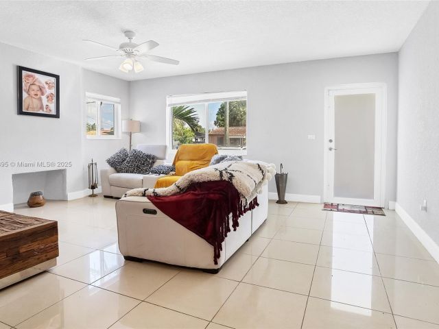 Продажа дома по адресу 3430 NW 16th St - фото 6221360