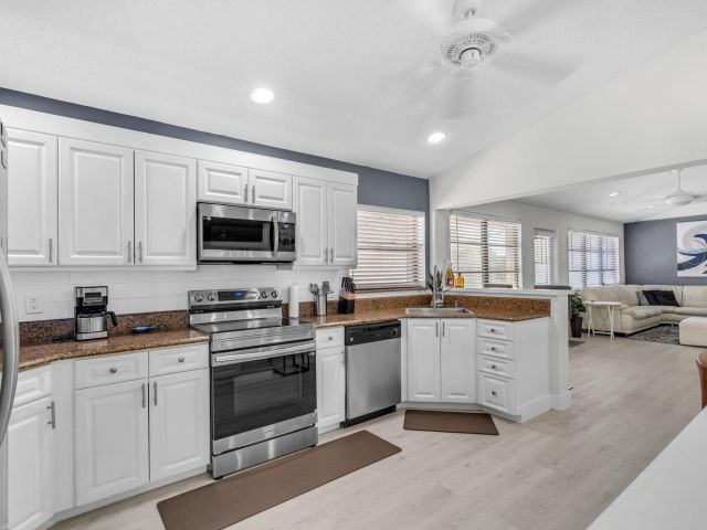 Продажа дома по адресу 1300 NW 26th Ln - фото 6165107