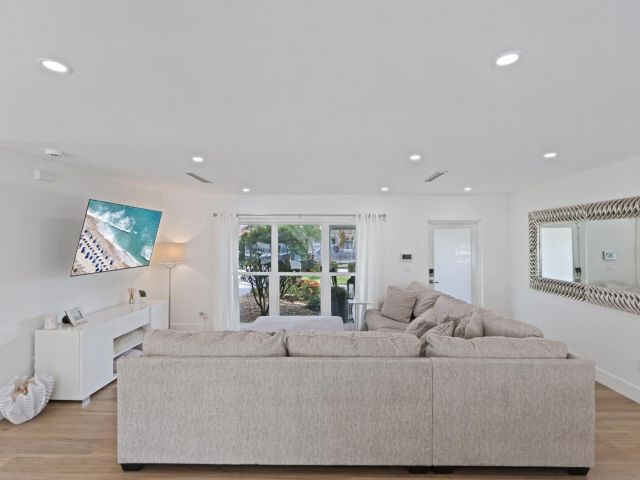 Продажа дома по адресу 2448 SE 9th St - фото 6177606