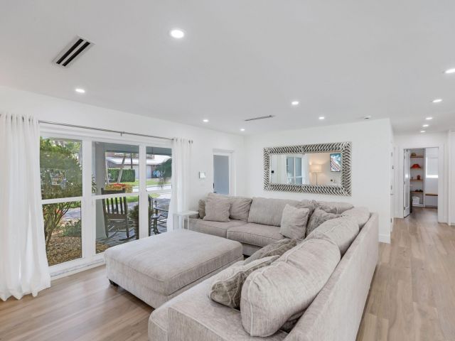 Продажа дома по адресу 2448 SE 9th St - фото 6177607