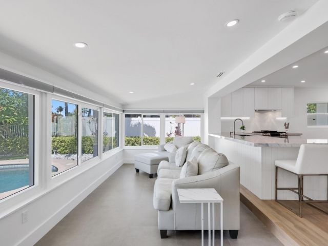 Продажа дома по адресу 2448 SE 9th St - фото 6177614