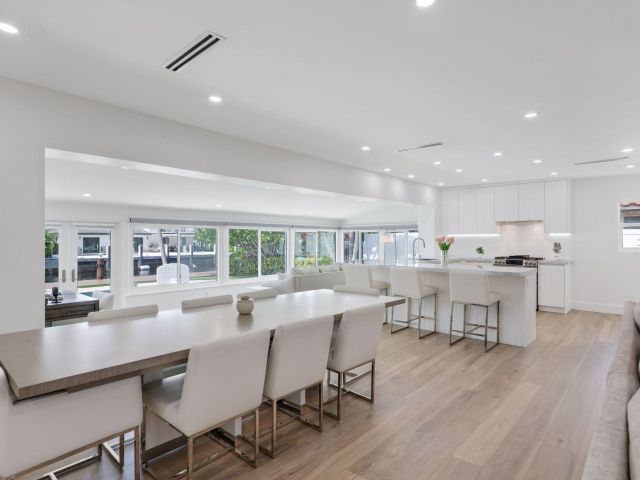 Продажа дома по адресу 2448 SE 9th St - фото 6177617