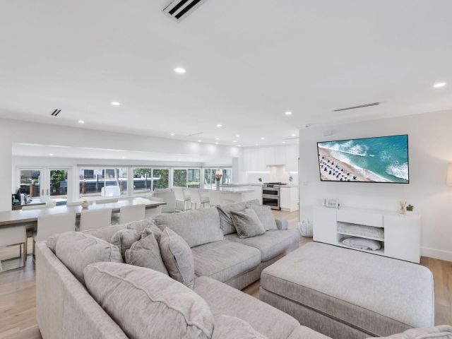 Продажа дома по адресу 2448 SE 9th St - фото 6177618