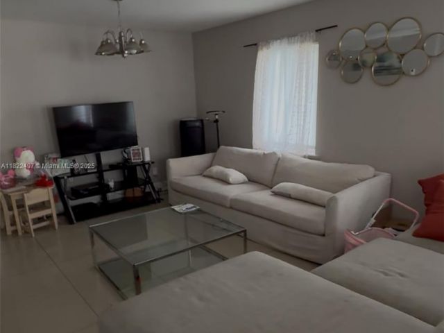 Продажа дома по адресу 1720 NW 44th St - фото 6165139