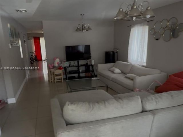 Продажа дома по адресу 1720 NW 44th St - фото 6165140