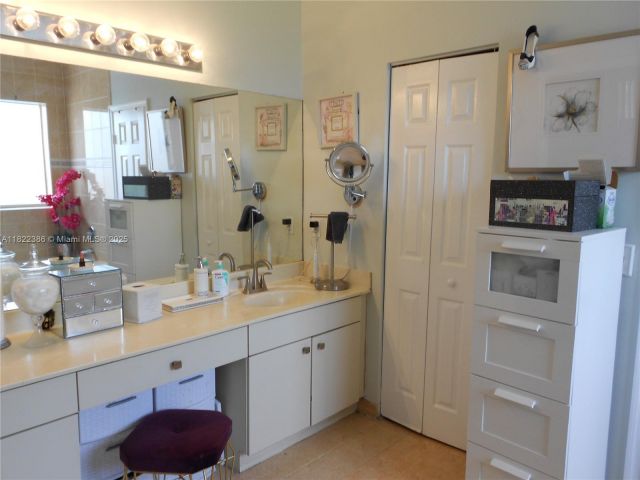 Продажа дома по адресу 12940 SW 142nd Ter - фото 6170318