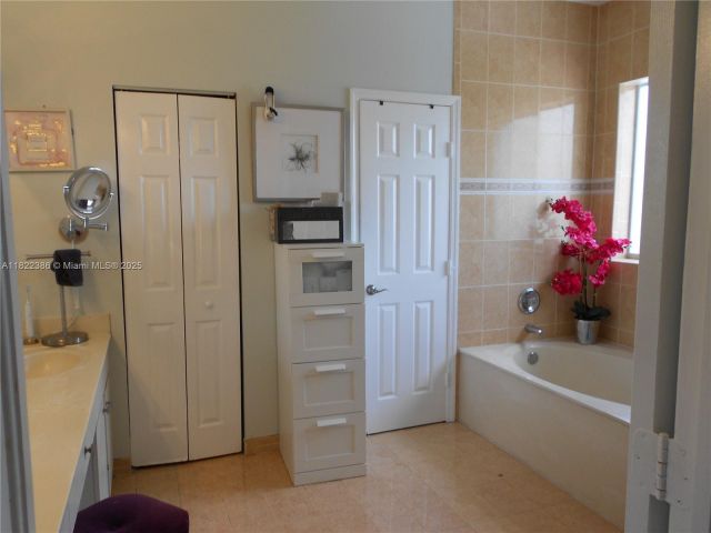 Продажа дома по адресу 12940 SW 142nd Ter - фото 6170319