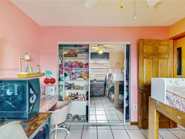 Продажа дома по адресу 5030 SW 145th Ave - фото 6227341