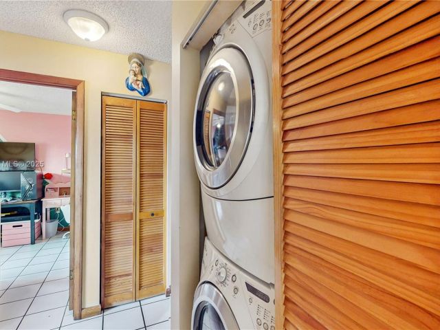 Продажа дома по адресу 5030 SW 145th Ave - фото 6227344