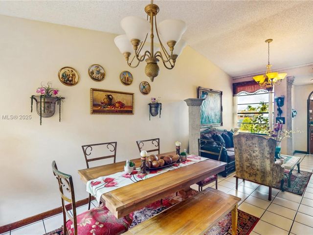 Продажа дома по адресу 5030 SW 145th Ave - фото 6227350