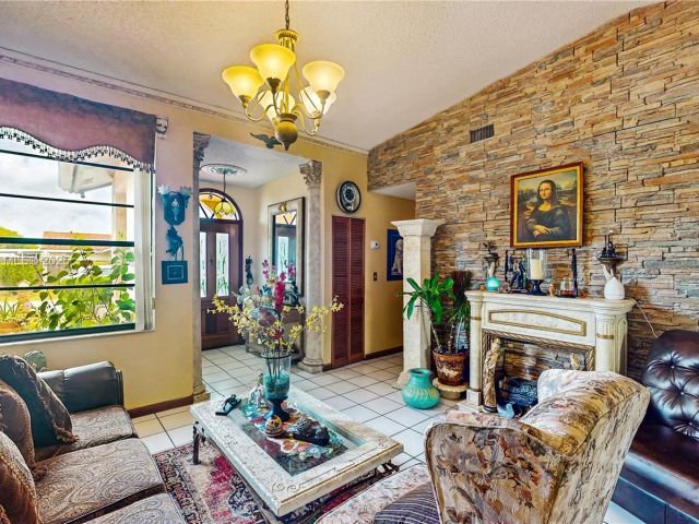 Продажа дома по адресу 5030 SW 145th Ave - фото 6227355