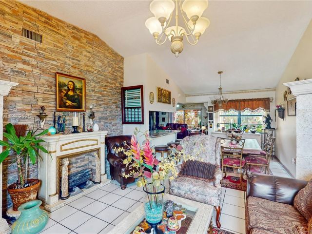 Продажа дома по адресу 5030 SW 145th Ave - фото 6227356