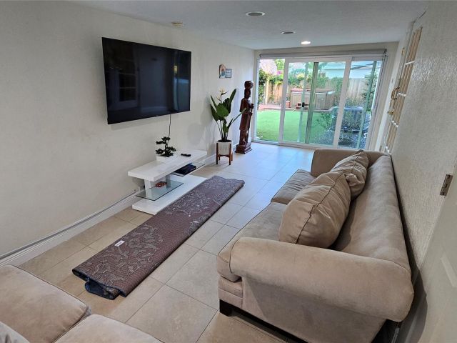 Дом в аренду по адресу 436 NE 25th Ave - фото 6168117