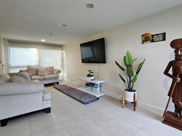 Дом в аренду по адресу 436 NE 25th Ave - фото 6168118