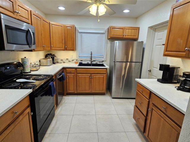 Дом в аренду по адресу 436 NE 25th Ave - фото 6168119