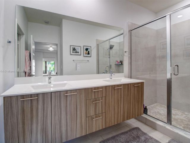 Продажа дома по адресу 4809 NW 83rd Pkwy - фото 6190008